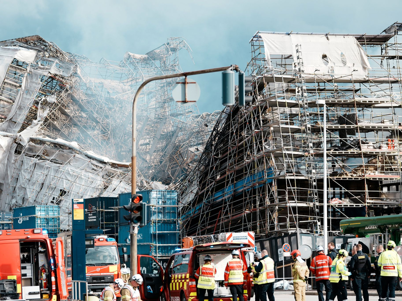 Das Mauerwerk der ausgebrannten Hälfte der historischen Börse in Kopenhagen ist eingestürzt. - Foto: Thomas Traasdahl/Ritzau Scanpix Foto/AP/dpa