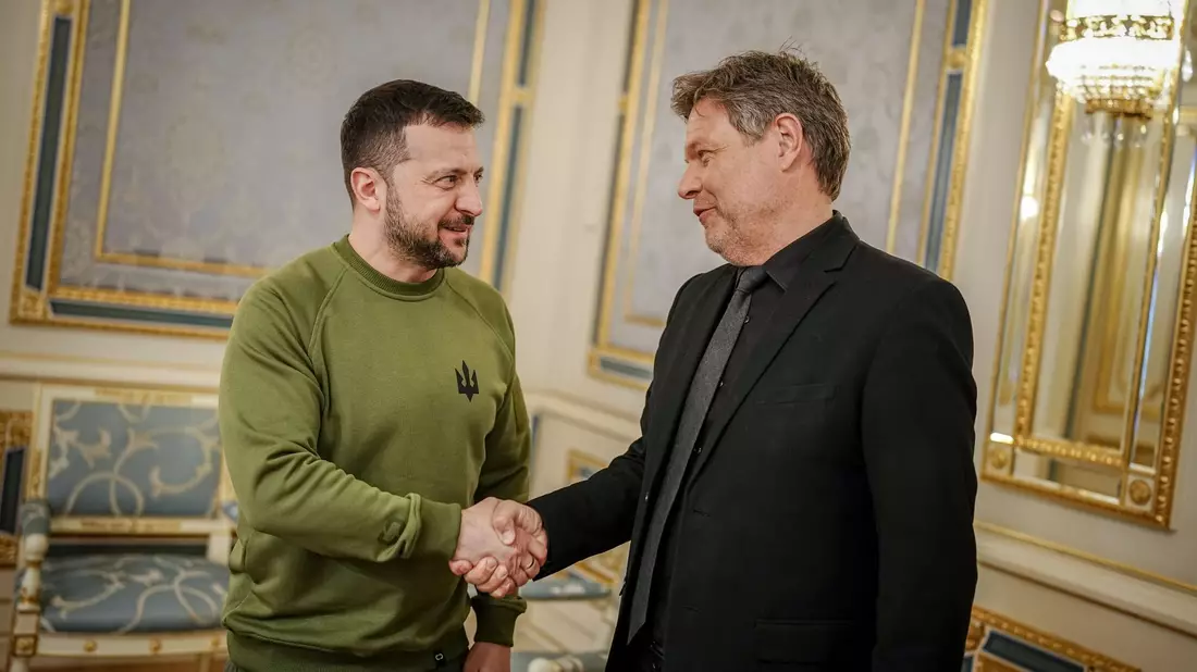Selenskyj (l) und Habeck hätten vor allem die Lage an der Front und die Bedürfnisse der ukrainischen Armee besprochen, berichtet der ukrainische Präsident. - Bild: Kay Nietfeld/dpa
