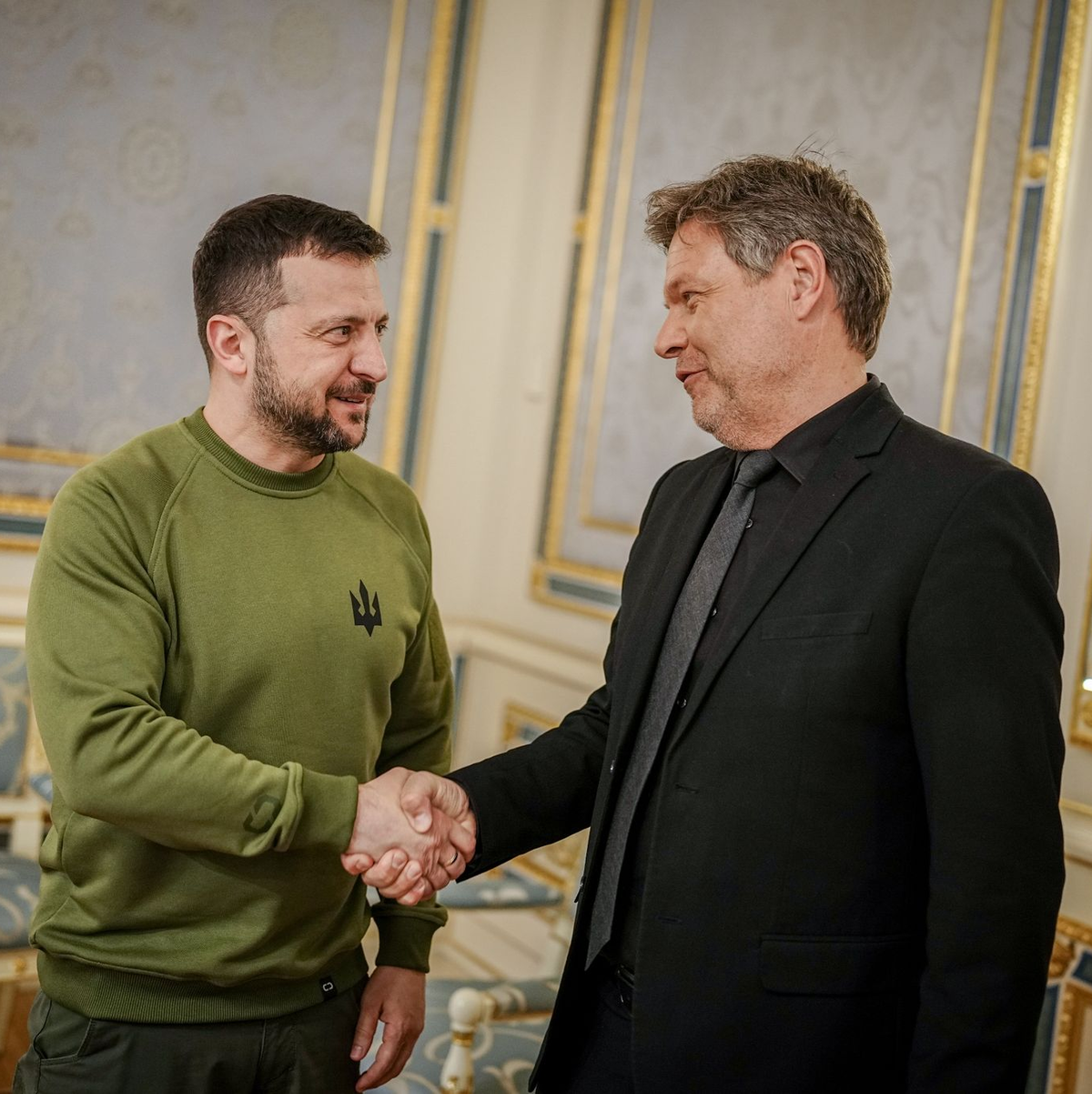 Selenskyj (l) und Habeck hätten vor allem die Lage an der Front und die Bedürfnisse der ukrainischen Armee besprochen, berichtet der ukrainische Präsident. - Foto: Kay Nietfeld/dpa