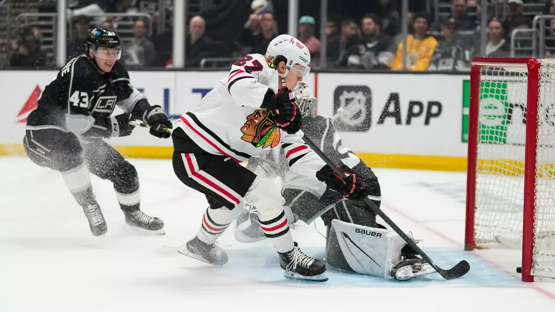Traf bei den Kings für die Chicago Blackhawks: Lukas Reichel (M.). - Bild: Ashley Landis/AP