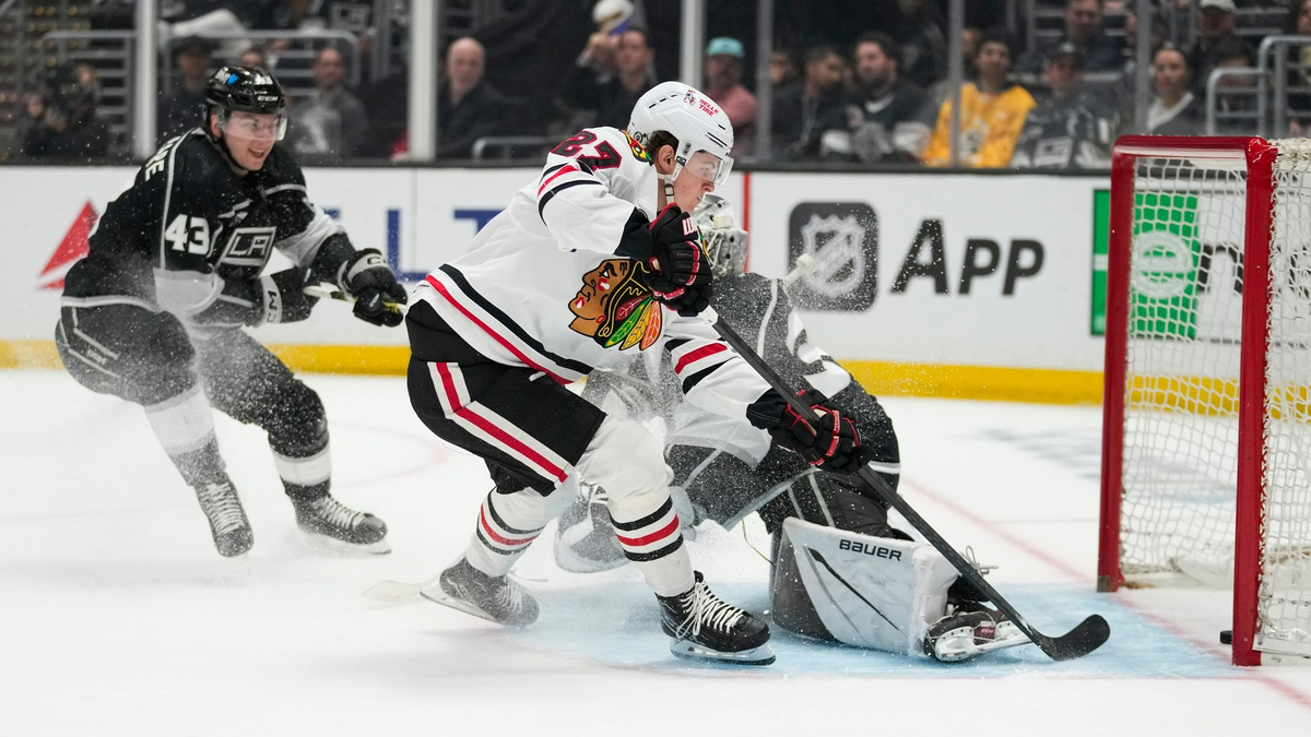 Traf bei den Kings für die Chicago Blackhawks: Lukas Reichel (M.). - Foto: Ashley Landis/AP