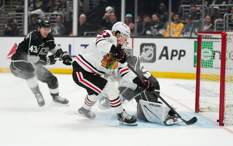 Traf bei den Kings für die Chicago Blackhawks: Lukas Reichel (M.). - Foto: Ashley Landis/AP