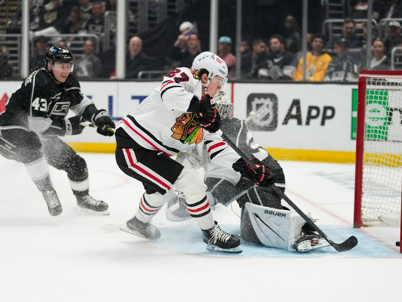 Traf bei den Kings für die Chicago Blackhawks: Lukas Reichel (M.). - Foto: Ashley Landis/AP