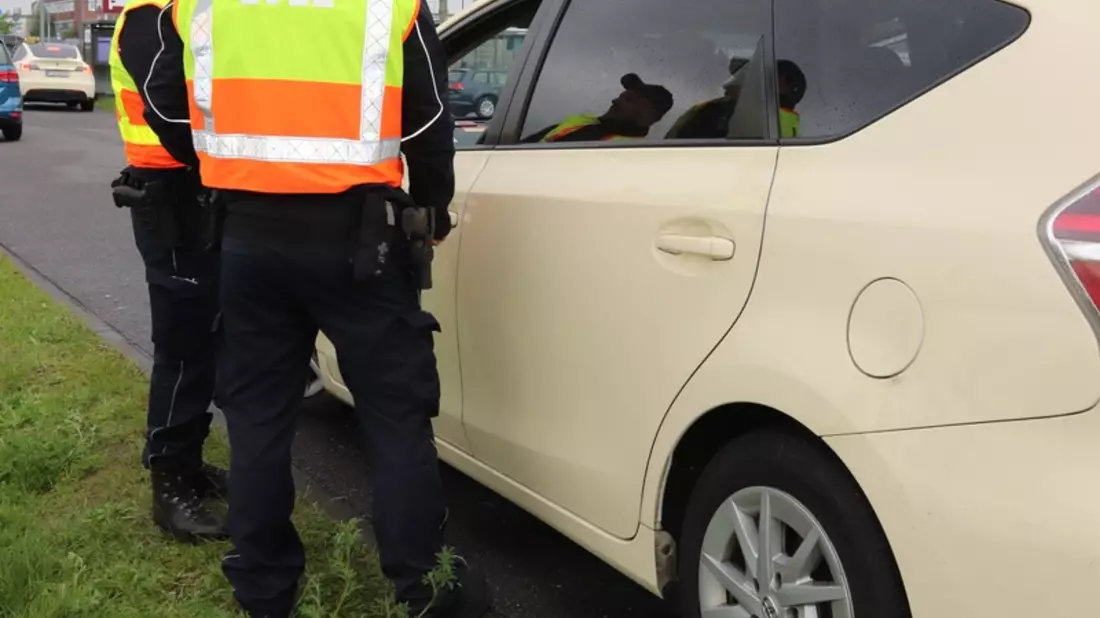 HZA-P: Zoll prüft Taxi- und Mietwagenbranche / Großeinsatz am Flughafen Berlin Brandenburg - Bild: presseportal.de