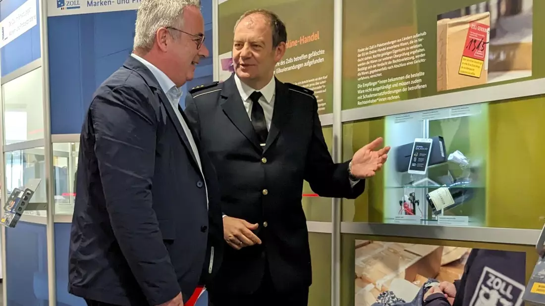 HZA-BI: Wanderausstellung Echt falsch! in der Sparkasse Hamm/Sparkasse Hamm und Hauptzollamt Bielefeld eröffnen beeindruckende Ausstellung des Deutschen Zollmuseums - Bild: presseportal.de
