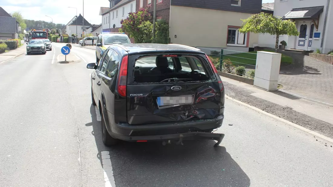 POL-RBK: Kürten - Zweiradfahrer fährt Pkw auf und verletzt sich dabei schwer - Bild: presseportal.de