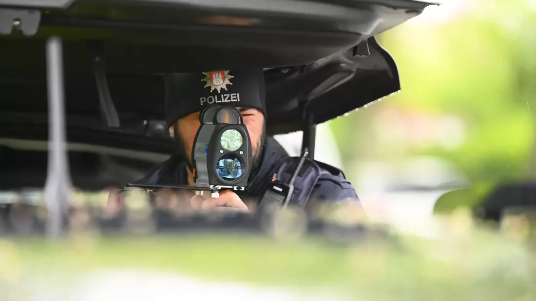 Die Polizei in Hamburg nimmt seit Montag Geschwindigkeitssünder bei der sogenannten Speedweek ins Visier. Der Fokus liege dabei auf dem heutigen Blitzermarathon, teilte die Polizei der Hansestadt mit. - Bild: Jonas Walzberg/dpa