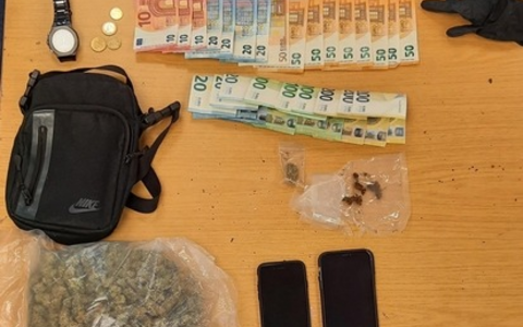 BPOL-FL: NMS - Rauchen im Bahnhof führt zum Auffinden von mehr als 500 Gramm Cannabis, Waffen und mehr als 10.000 Euro - Foto: presseportal.de