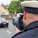 Ein Polizeibeamter nimmt in Nürnberg einen Verkehrsteilnehmer mit einem Messgerät ins Visier. - Foto: Pia Bayer/dpa