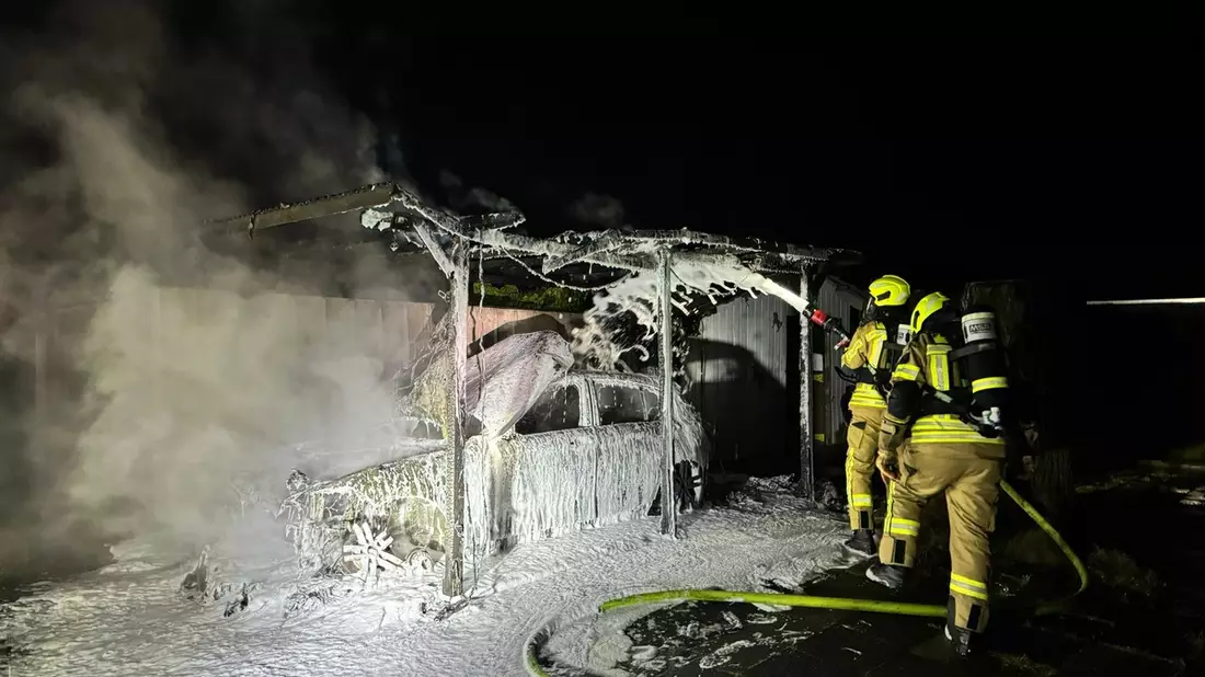 FW Alpen: Pkw und Carport brennen mitten in der Nacht - Bild: presseportal.de