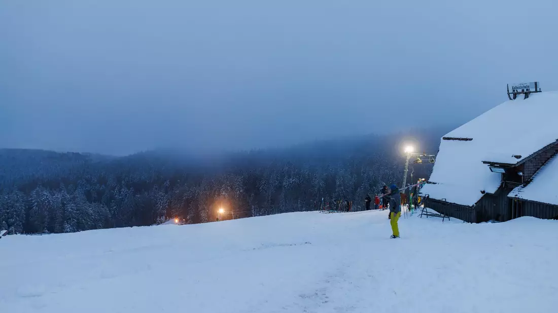 Nach sommerlichen Temperaturen auf dem Schwarzwaldgipfel des Kandels ist der Winter zurückgekehrt - mit jeder Menge Neuschnee. - Bild: Philipp von Ditfurth/dpa