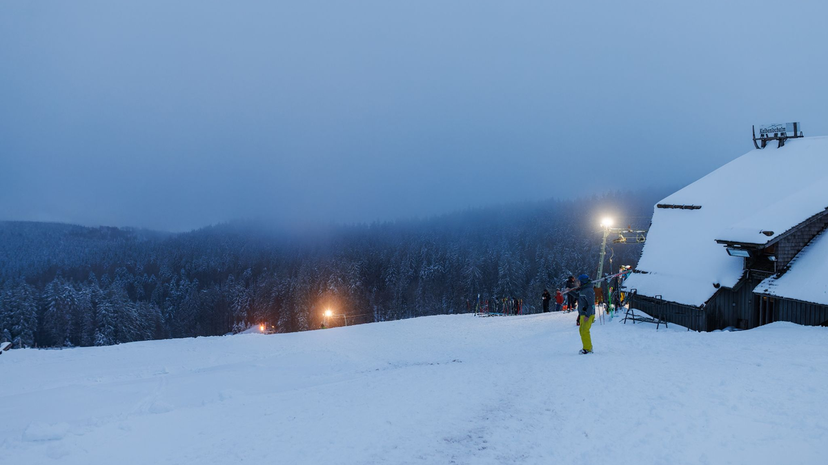 Nach sommerlichen Temperaturen auf dem Schwarzwaldgipfel des Kandels ist der Winter zurückgekehrt - mit jeder Menge Neuschnee. - Foto: Philipp von Ditfurth/dpa