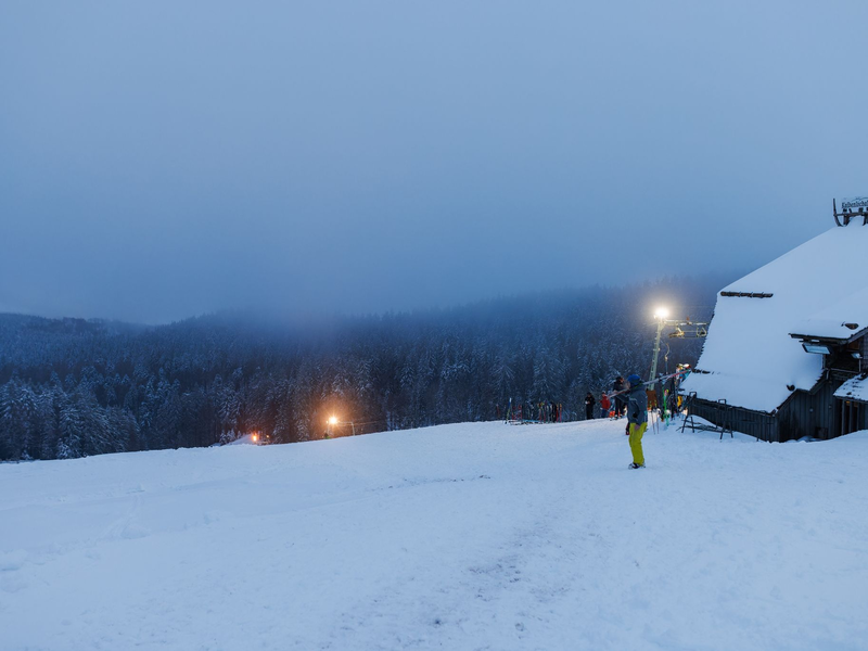 Nach sommerlichen Temperaturen auf dem Schwarzwaldgipfel des Kandels ist der Winter zurückgekehrt - mit jeder Menge Neuschnee. - Foto: Philipp von Ditfurth/dpa