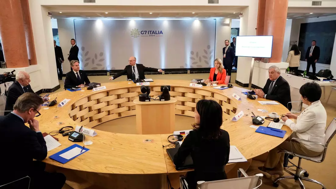 Die Außenministerinnen und Außenminister der G7 sowie der EU-Außenbeauftragte bei einer Gesprächsrunde auf Capri, vorne rechts Annalena Baerbock. - Bild: Gregorio Borgia/Pool AP/dpa