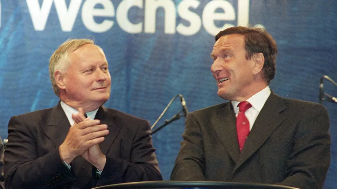 «Mit zeitlichem Abstand ist es leichter, mit Differenzen umzugehen.» Oskar Lafontaine (l) und Gerhard Schröder im August 1998. - Bild: picture alliance / dpa
