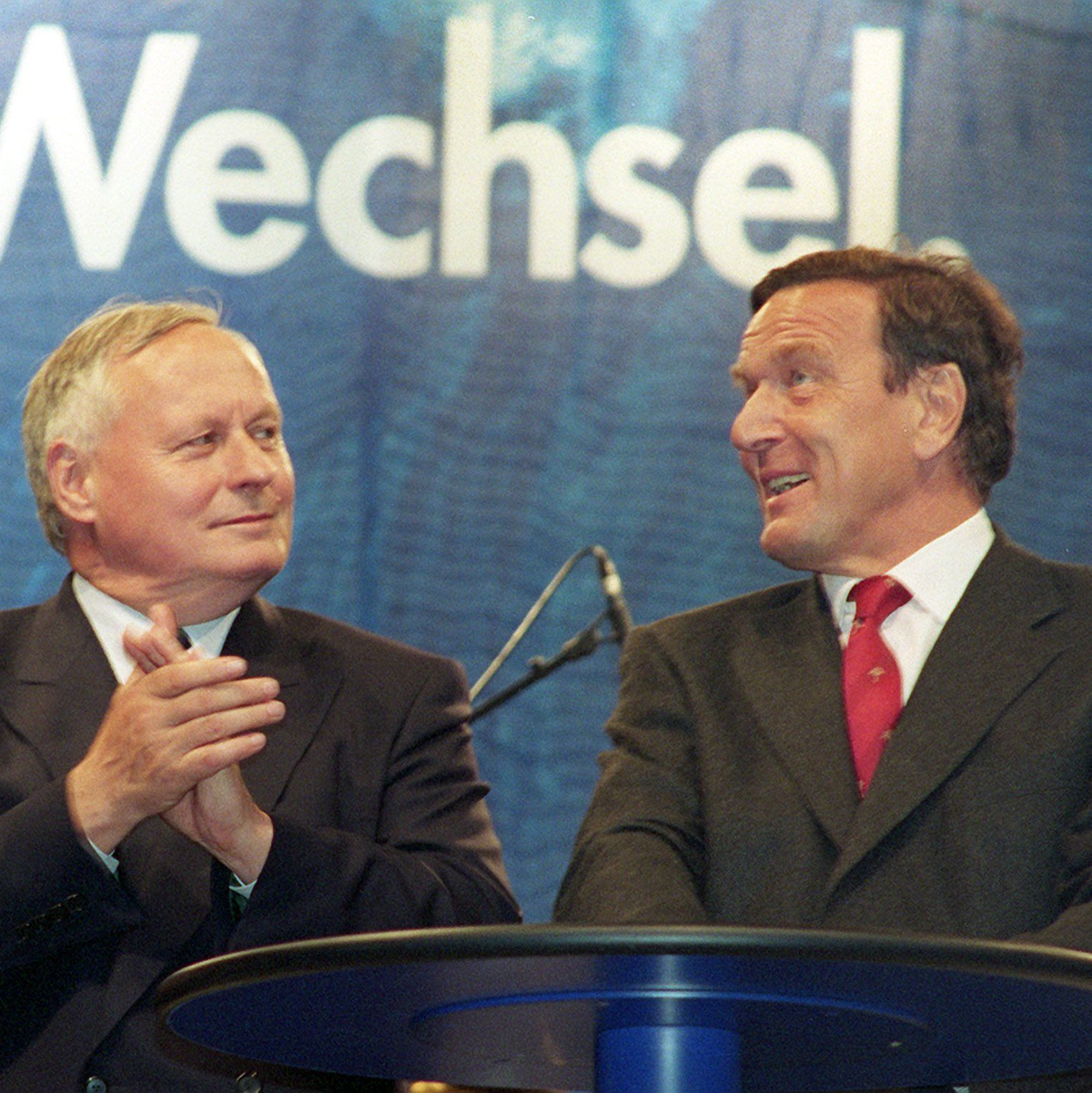 «Mit zeitlichem Abstand ist es leichter, mit Differenzen umzugehen.» Oskar Lafontaine (l) und Gerhard Schröder im August 1998. - Foto: picture alliance / dpa