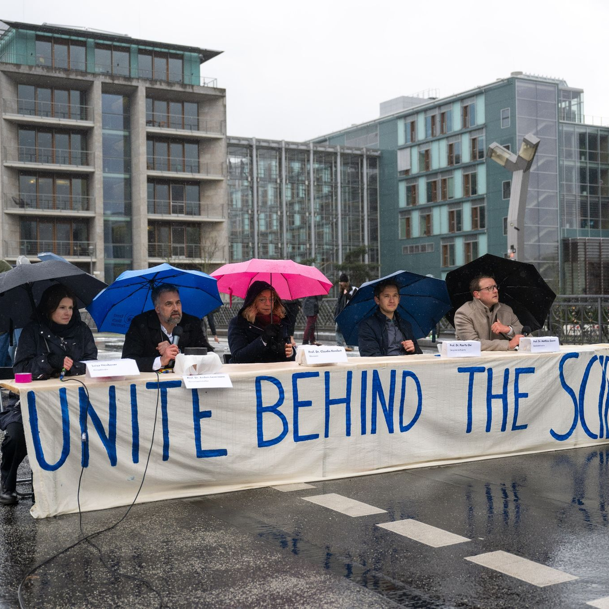 Klimaaktivistin Luisa Neubauer (l-r), Klimawissenschaftler Anders Levermann, die Wirtschaftswissenschaftlerin Claudia Kemfert, der Energiewende-Experte Pao-Yu Oei und der Demokratieforscher Matthias Quent geben auf der Marschallbrücke eine Pressekonferenz. - Foto: Christophe Gateau/dpa