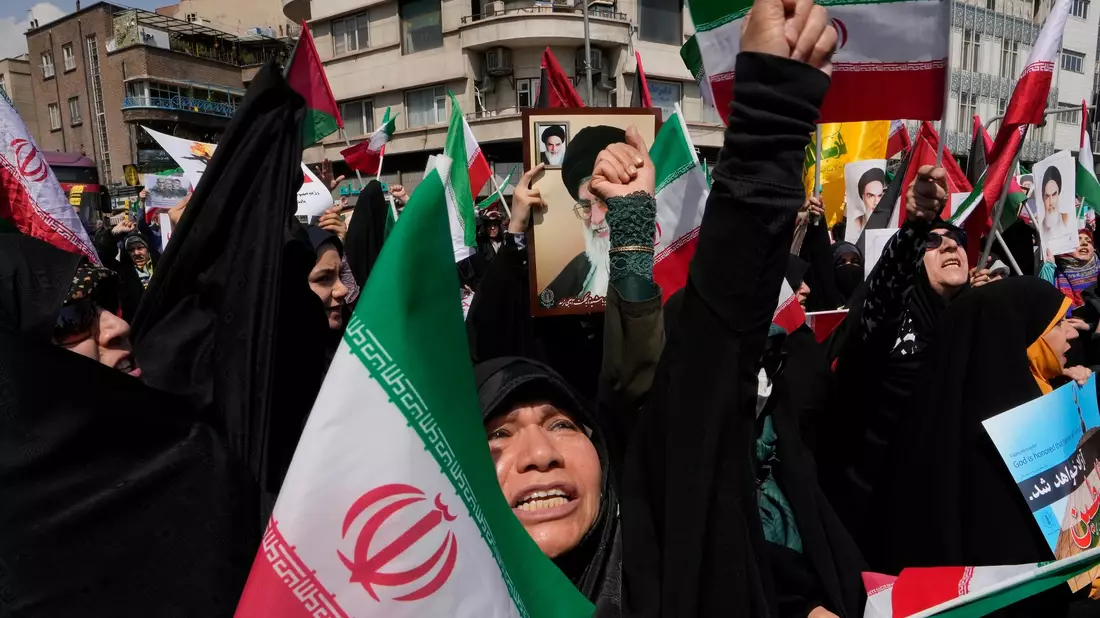 Gläubige skandieren Slogans während einer anti-israelischen Versammlung nach dem Freitagsgebet in Teheran. Nach dem mutmaßlich israelischen Angriff im Iran soll der Vorfall untersucht werden. - Bild: Vahid Salemi/AP