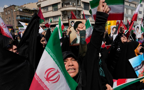 Gläubige skandieren Slogans während einer anti-israelischen Versammlung nach dem Freitagsgebet in Teheran. Nach dem mutmaßlich israelischen Angriff im Iran soll der Vorfall untersucht werden. - Foto: Vahid Salemi/AP
