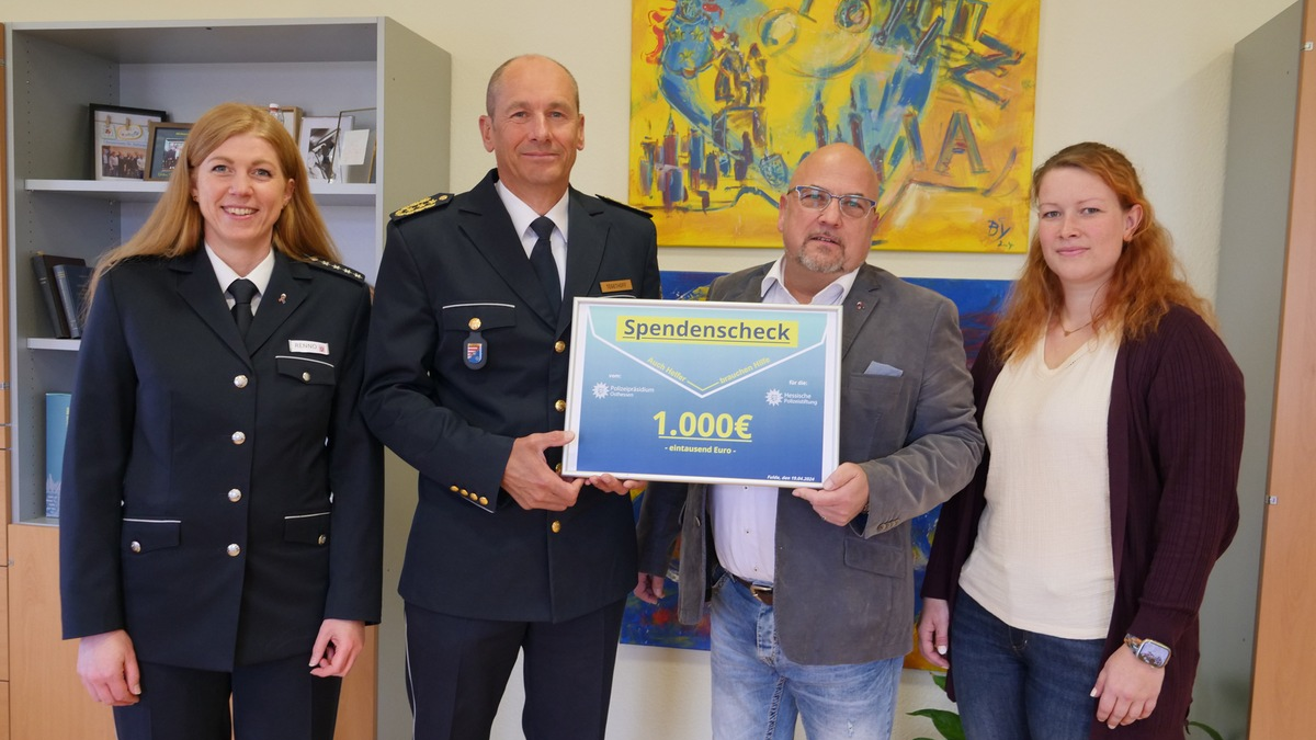 POL-OH: Polizeipräsidium Osthessen übergibt 1.000 Euro an Hessische Polizeistiftung - Foto: presseportal.de