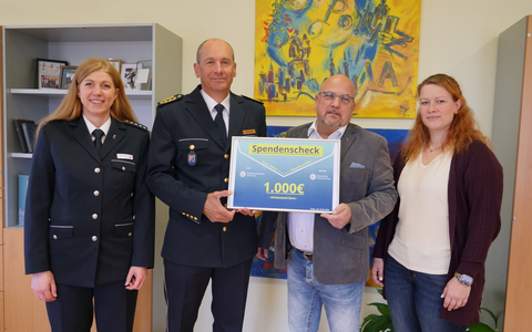POL-OH: Polizeipräsidium Osthessen übergibt 1.000 Euro an Hessische Polizeistiftung - Foto: presseportal.de