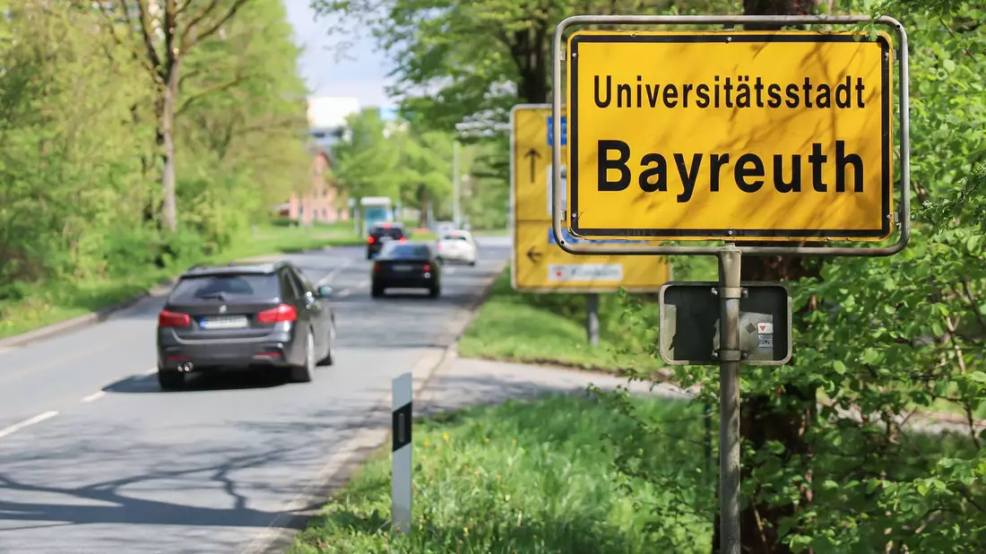 Die Polizei hat im bayerischen Bayreuth zwei Männer festgenommen, die für Russland spioniert und mögliche Anschlagsziele in Deutschland ausgekundschaftet haben sollen. - Bild: Daniel Löb/dpa