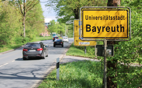 Die Polizei hat im bayerischen Bayreuth zwei MĂ€nner festgenommen, die fĂŒr Russland spioniert und mögliche Anschlagsziele in Deutschland ausgekundschaftet haben sollen. - Foto: Daniel Löb/dpa Die Polizei hat im bayerischen Bayreuth zwei MĂ€nner festgenommen, die fĂŒr Russland spioniert und mögliche Anschlagsziele in Deutschland ausgekundschaftet haben sollen. - Foto: Daniel Löb/dpa