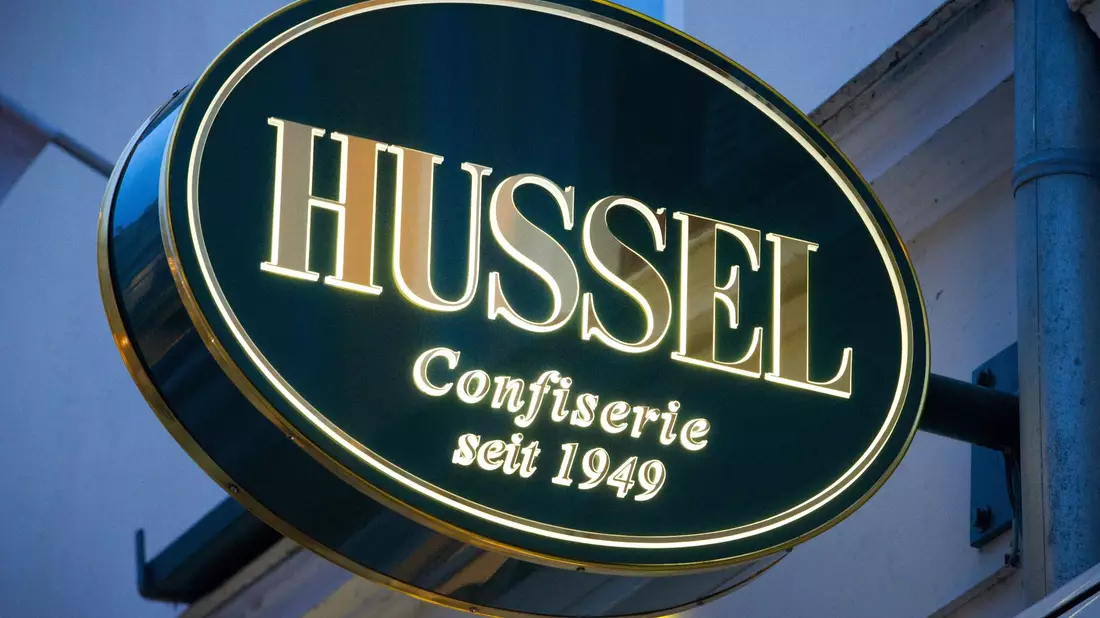 Das Logo der Confiserie «Hussel». - Bild: Stefan Sauer/dpa-Zentralbild/dpa