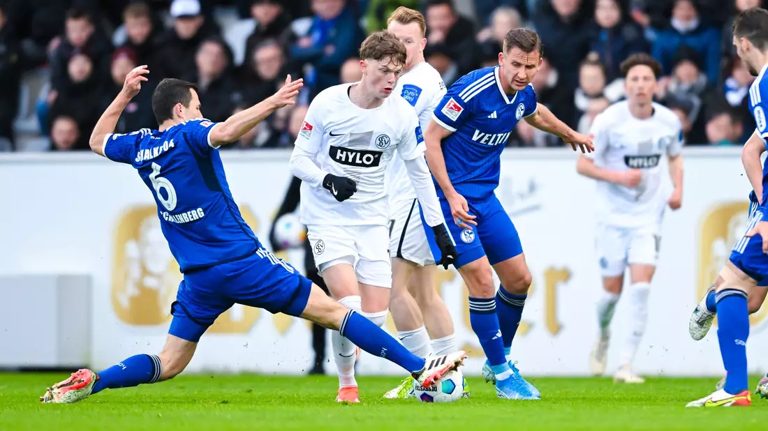 Ron Schallenberg (l) und die Schalker kamen nicht über ein 1:1 beim Aufsteiger SV Elversberg hinaus. - Bild: Silas Schueller/Defodi Images/DeFodi Images/dpa