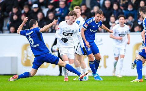 Ron Schallenberg (l) und die Schalker kamen nicht über ein 1:1 beim Aufsteiger SV Elversberg hinaus. - Foto: Silas Schueller/Defodi Images/DeFodi Images/dpa