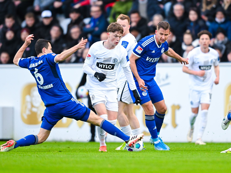 Ron Schallenberg (l) und die Schalker kamen nicht über ein 1:1 beim Aufsteiger SV Elversberg hinaus. - Foto: Silas Schueller/Defodi Images/DeFodi Images/dpa