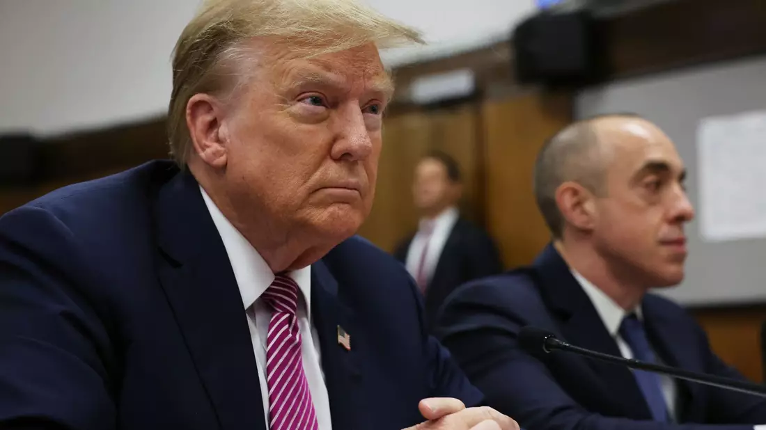 Vor dem Gerichtsgebäude in New York, in dem der Schweigegeld-Prozess gegen Ex-US-Präsident Donald Trump stattfindet, hat sich ein Mann in Brand gesetzt. - Bild: Spencer Platt/POOL Getty Images/AP/dpa