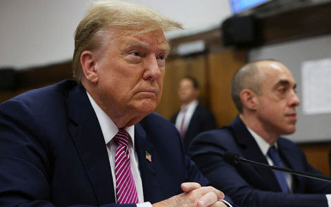 Vor dem Gerichtsgebäude in New York, in dem der Schweigegeld-Prozess gegen Ex-US-Präsident Donald Trump stattfindet, hat sich ein Mann in Brand gesetzt. - Foto: Spencer Platt/POOL Getty Images/AP/dpa