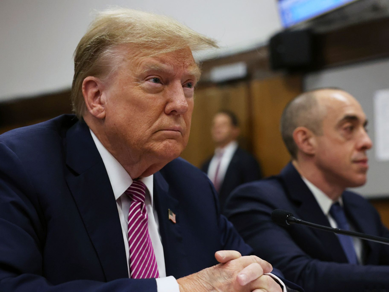 Vor dem Gerichtsgebäude in New York, in dem der Schweigegeld-Prozess gegen Ex-US-Präsident Donald Trump stattfindet, hat sich ein Mann in Brand gesetzt. - Foto: Spencer Platt/POOL Getty Images/AP/dpa