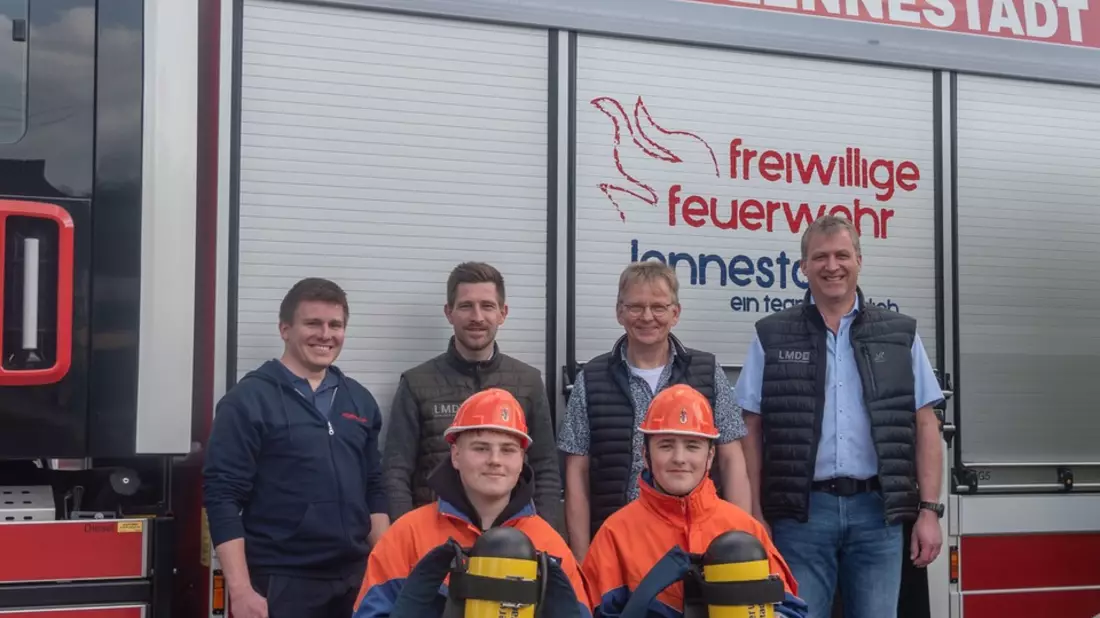 FW-OE: Neue Atemschutzgeräte für die Jugendfeuerwehr - Firma LMD aus Elspe macht es möglich - Bild: presseportal.de