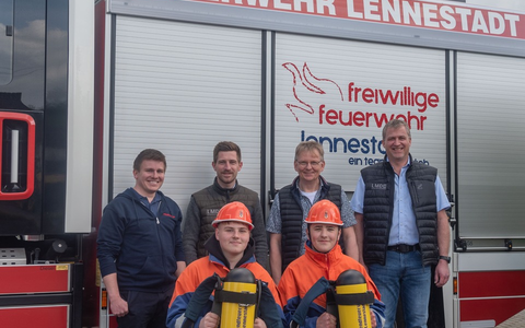 FW-OE: Neue Atemschutzgeräte für die Jugendfeuerwehr - Firma LMD aus Elspe macht es möglich - Foto: presseportal.de