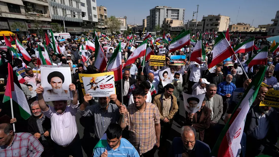 Iranische Gläubige nehmen an einer anti-israelischen Versammlung in Teheran teil. - Bild: Vahid Salemi/AP