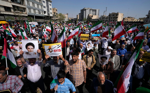 Iranische Gläubige nehmen an einer anti-israelischen Versammlung in Teheran teil. - Foto: Vahid Salemi/AP