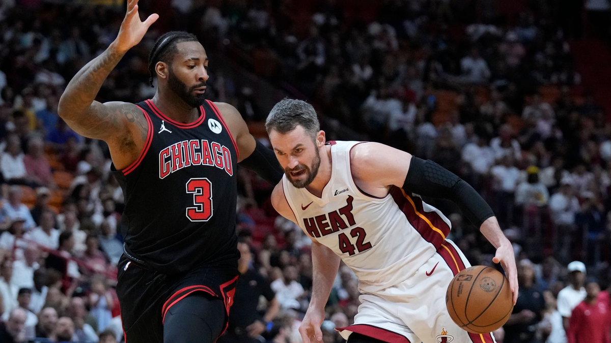 Miami-Profi Kevin Love (r) zieht gegen Andre Drummond zum Korb. - Foto: Wilfredo Lee/AP/dpa