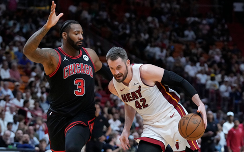 Miami-Profi Kevin Love (r) zieht gegen Andre Drummond zum Korb. - Foto: Wilfredo Lee/AP/dpa
