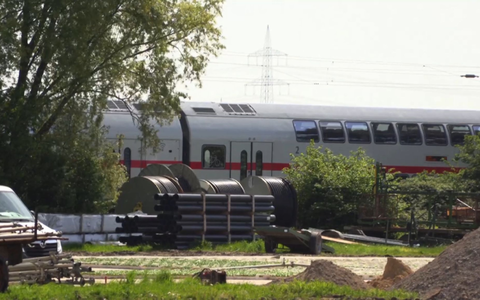 Ein Intercity-Zug war im Mai 2023 in Hürth in eine Gruppe von Arbeitern gefahren, zwei von ihnen kamen ums Leben. - Foto: Mirko Wolf/TNN/dpa