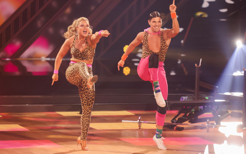 Influencerin Sophia Thiel und Profitänzer Alexandru Ionel tanzen einen Jive. - Foto: Rolf Vennenbernd/dpa