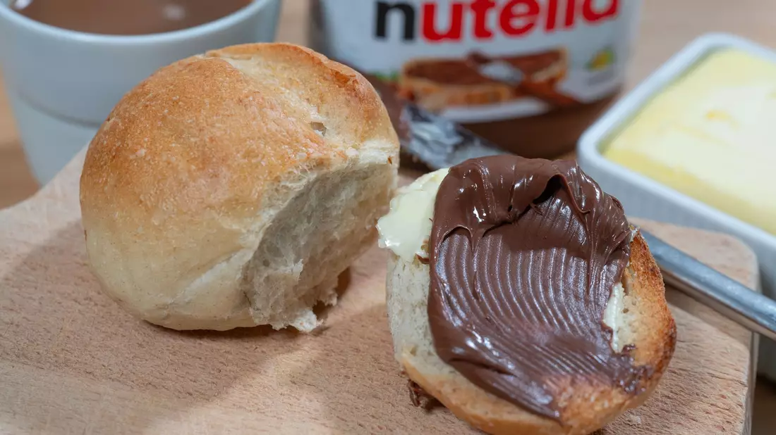 Der Brotaufstrich Nutella wird 60. Im italienischen Alba lief am 20. April 1964 das erste Glas vom Band. - Bild: Hendrik Schmidt/dpa