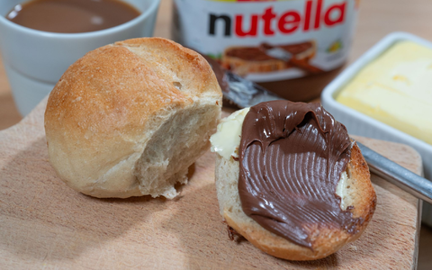 Der Brotaufstrich Nutella wird 60. Im italienischen Alba lief am 20. April 1964 das erste Glas vom Band. - Foto: Hendrik Schmidt/dpa