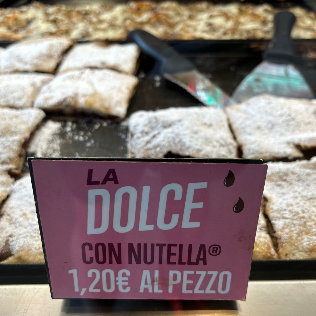 Pizza mit Nuss-Nougat-Aufstrich in einer italienischen Bäckerei. - Foto: Christoph Sator/dpa