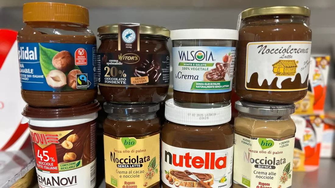 Gläser mit verschiedenen Nuss-Nougat-Aufstrichen in einem italienischen Supermarkt. - Bild: Christoph Sator/dpa