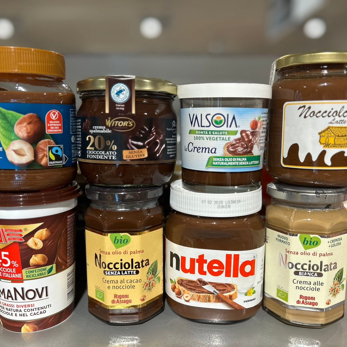Gläser mit verschiedenen Nuss-Nougat-Aufstrichen in einem italienischen Supermarkt. - Foto: Christoph Sator/dpa