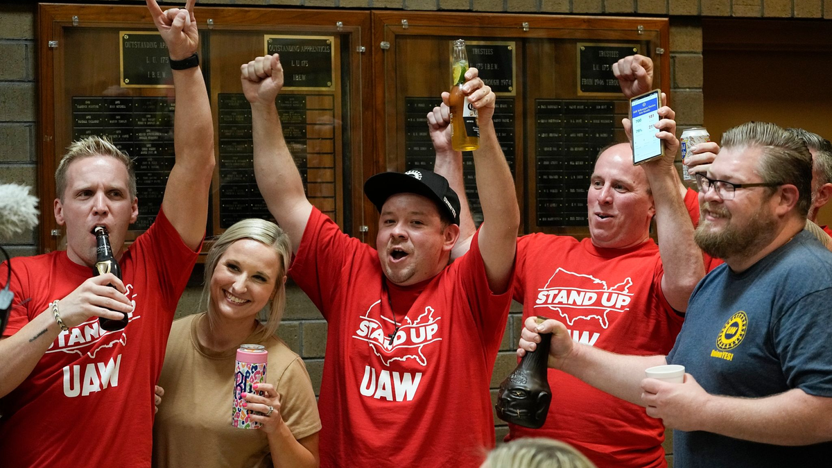 Beschäftigte des Volkswagen-Automobilwerks feiern das Ergebnis der UAW-Gewerkschaftsabstimmung. - Foto: George Walker IV/AP