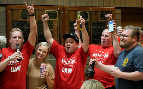 Beschäftigte des Volkswagen-Automobilwerks feiern das Ergebnis der UAW-Gewerkschaftsabstimmung. - Foto: George Walker IV/AP