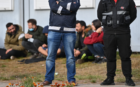 Wachpersonal steht vor der Zentralen Erstaufnahmeeinrichtung für Asylbewerber (ZABH) des Landes Brandenburg in Eisenhüttenstadt. - Foto: Patrick Pleul/dpa-Zentralbild/dpa